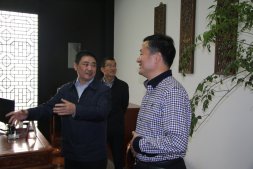 2015年4月27日，柯橋區(qū)委書記徐國龍專程來公司調(diào)